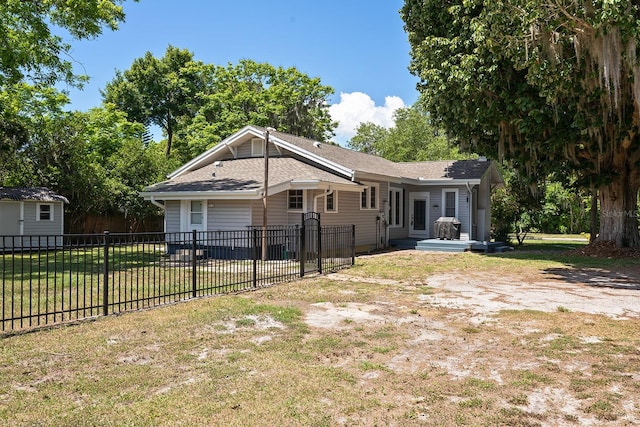 view of front of property featuring a front yard