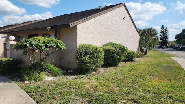 view of side of property featuring a lawn