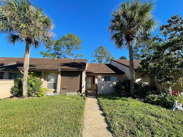 ranch-style home featuring a front lawn