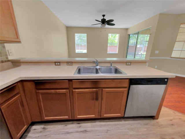 kitchen with kitchen peninsula, light hardwood / wood-style flooring, ceiling fan, sink, and stainless steel dishwasher