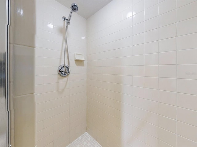 bathroom featuring a tile shower