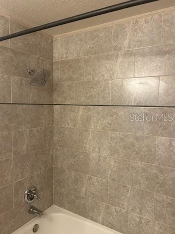 bathroom with tiled shower / bath combo