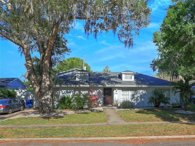 single story home featuring a front lawn