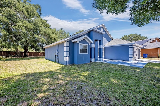 ranch-style home featuring a front lawn