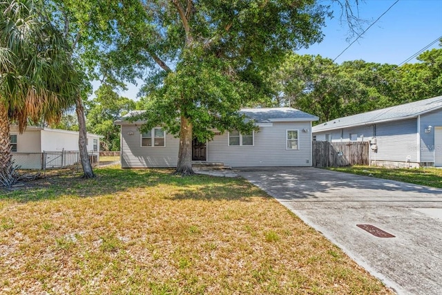 view of front of property featuring a front lawn