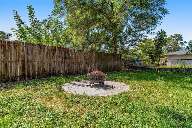 view of yard featuring a fire pit