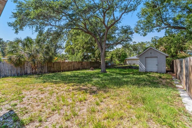 view of yard featuring a shed