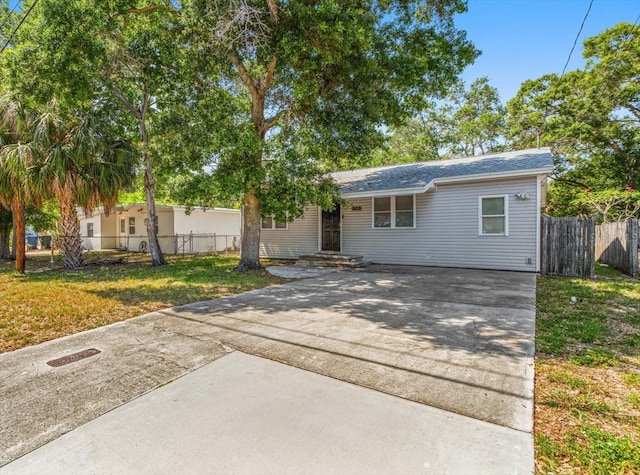 single story home with a front lawn