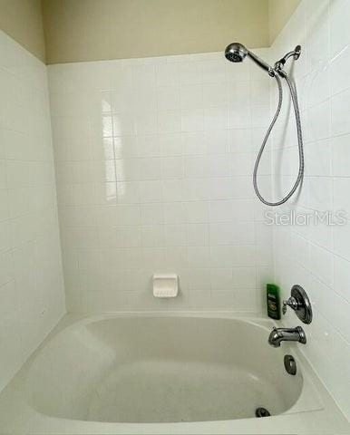 bathroom featuring tiled shower / bath