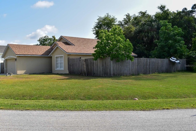 view of front facade featuring a front yard