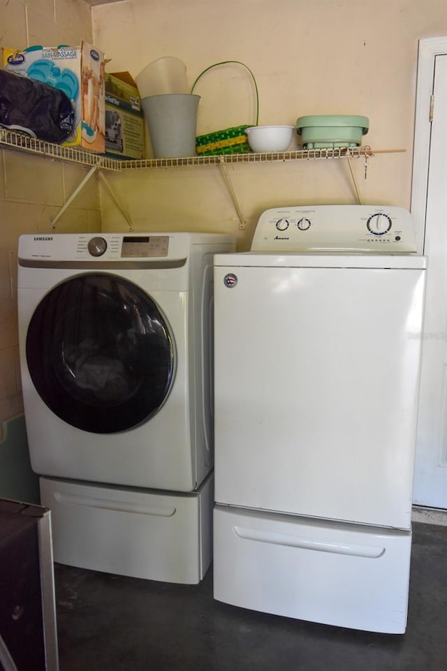 laundry room with washing machine and clothes dryer