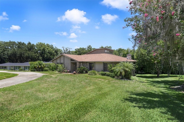 single story home with a front lawn