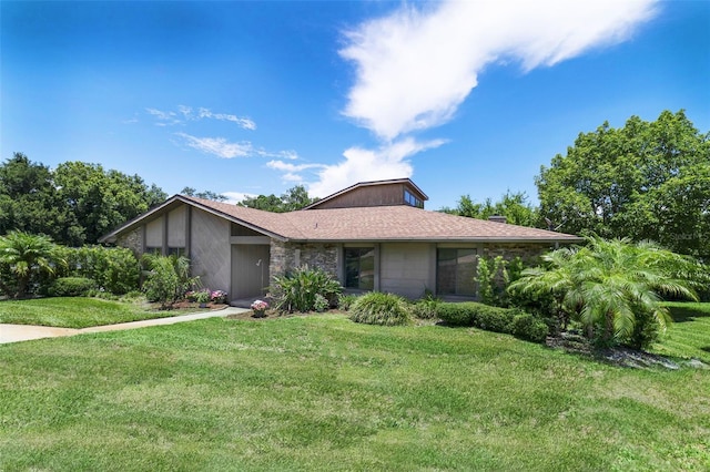 ranch-style home featuring a front lawn