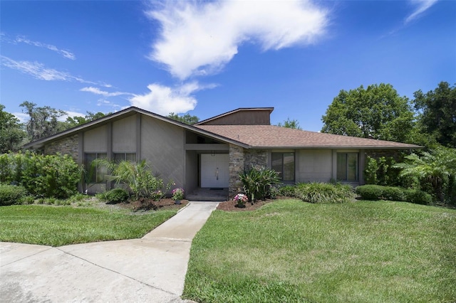 ranch-style home featuring a front lawn