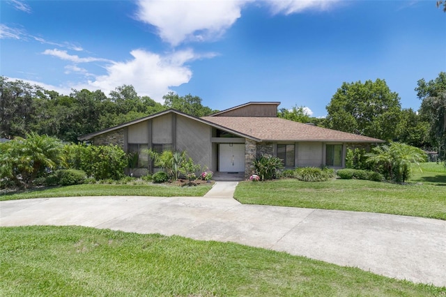 single story home featuring a front lawn