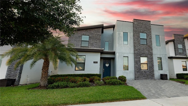 view of front of house featuring a yard