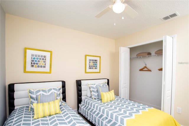 bedroom with a closet, a textured ceiling, and ceiling fan