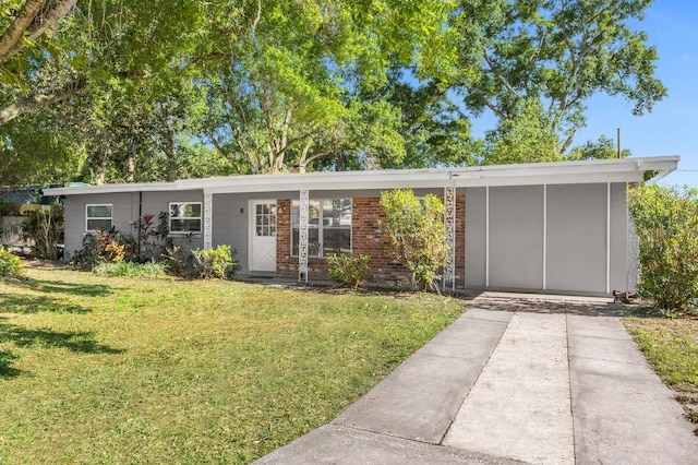 single story home featuring a front lawn