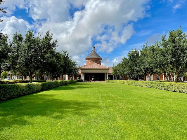 view of property's community featuring a lawn