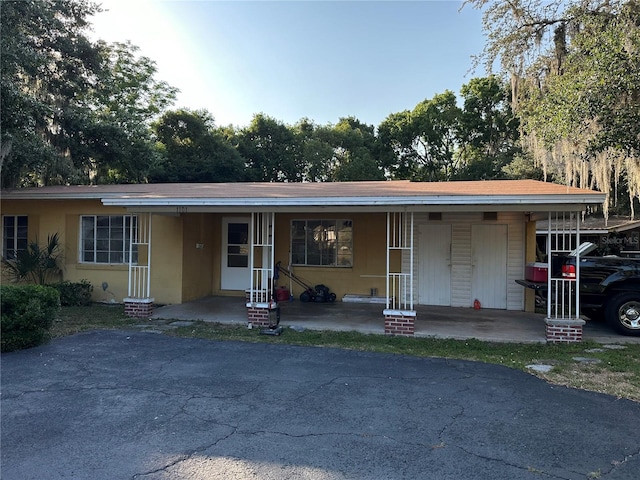 single story home with a carport