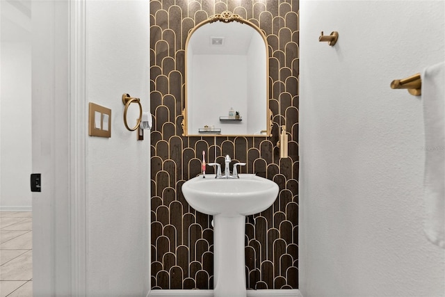 bathroom featuring sink and backsplash