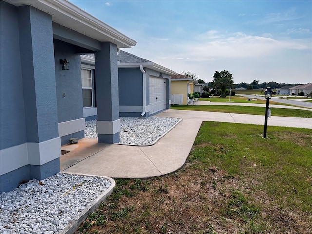 view of yard with a garage