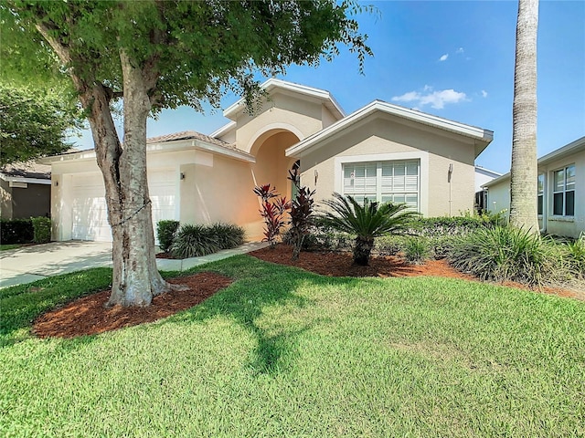 view of front of home featuring a front lawn and a garage