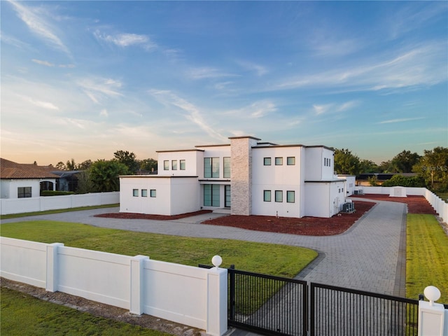 view of front of home featuring a lawn