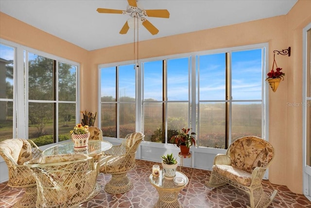 sunroom with ceiling fan