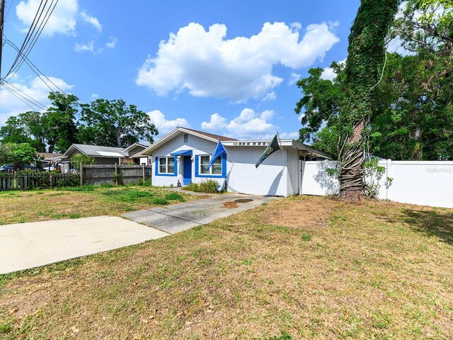 view of front of property featuring a front lawn