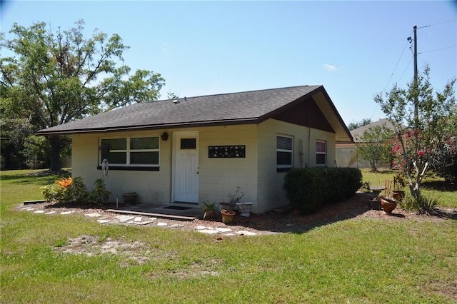 single story home featuring a front yard