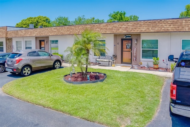 single story home featuring a front lawn