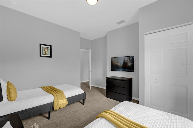 bedroom featuring carpet flooring and a closet