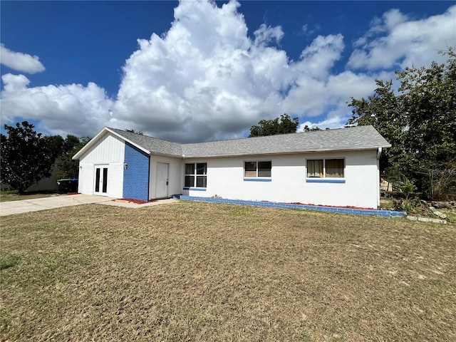 view of front of property featuring a front lawn