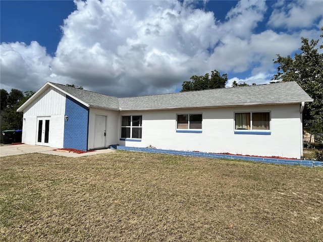 view of front of property featuring a front lawn