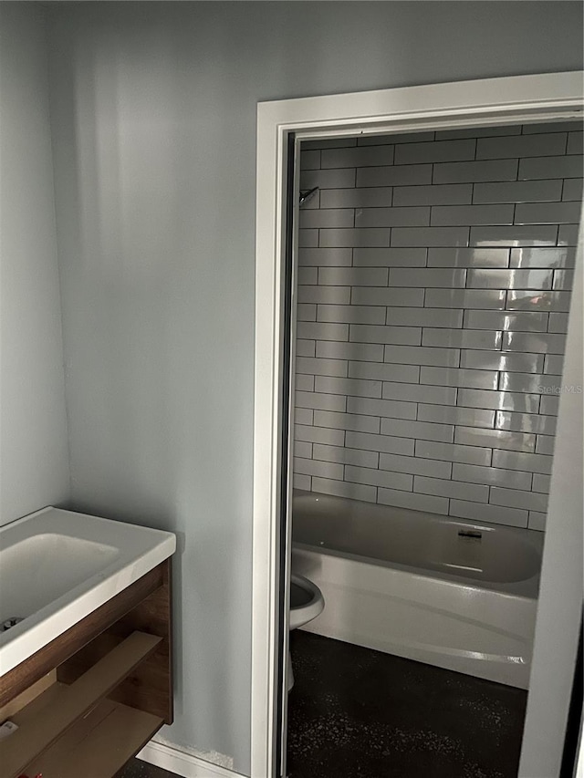 bathroom with tiled shower / bath combo