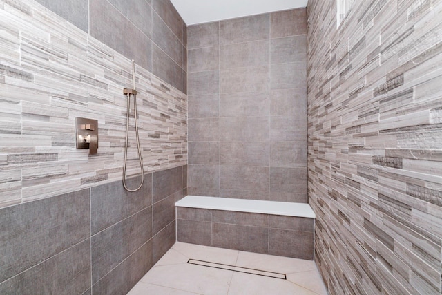 bathroom featuring a tile shower