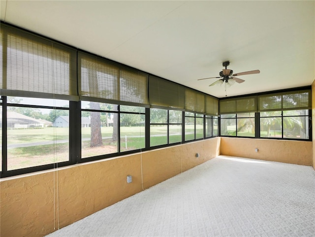 sunroom with ceiling fan