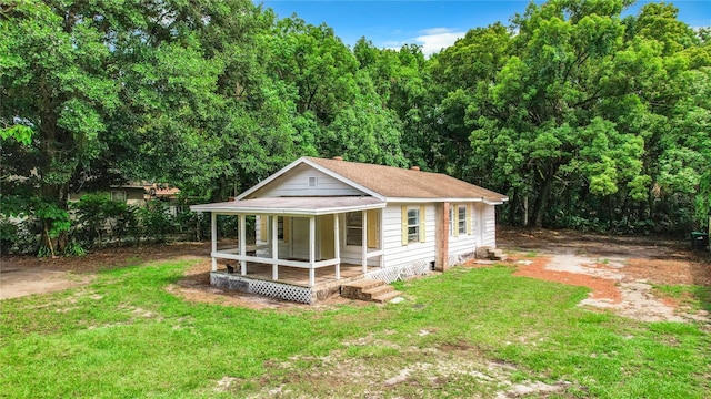 view of front facade featuring a front yard and a porch