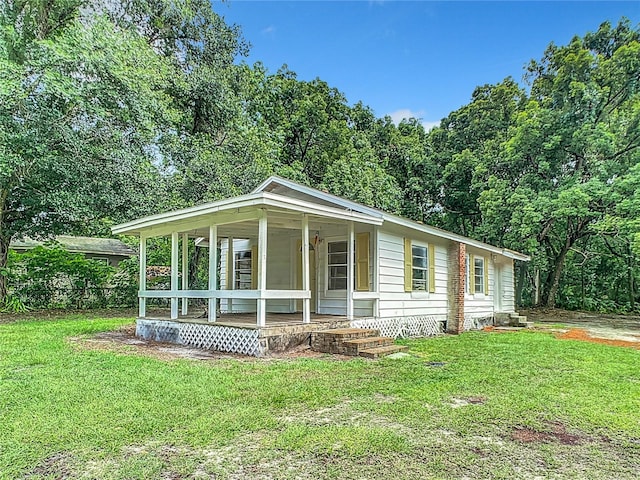 view of front of property featuring a porch and a front lawn