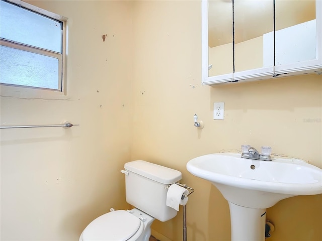 bathroom featuring toilet