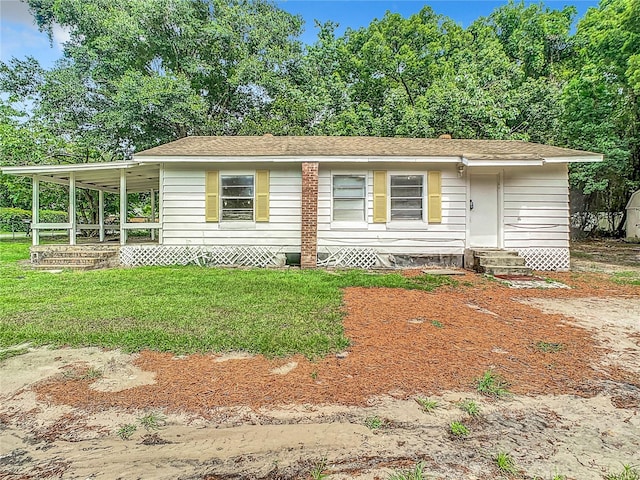 view of front facade with a front yard