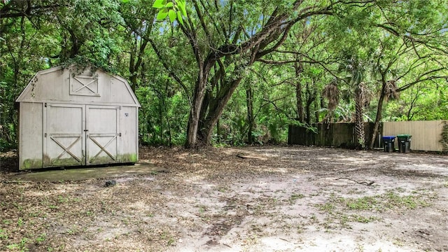 view of yard featuring a storage unit