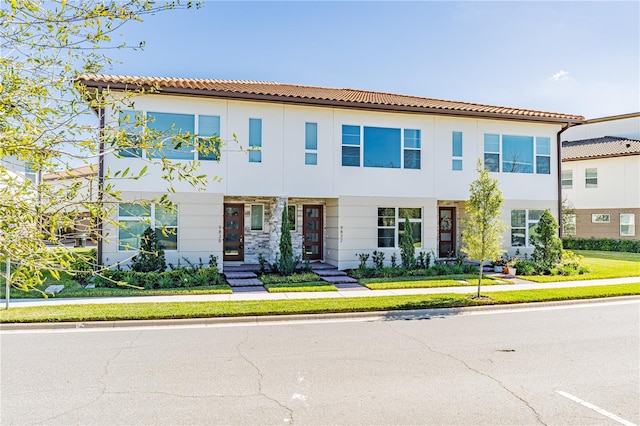 view of front facade with a front lawn