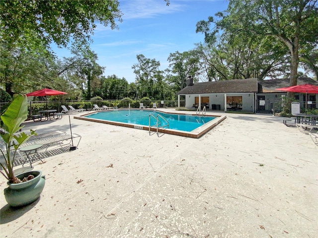 view of swimming pool featuring a patio