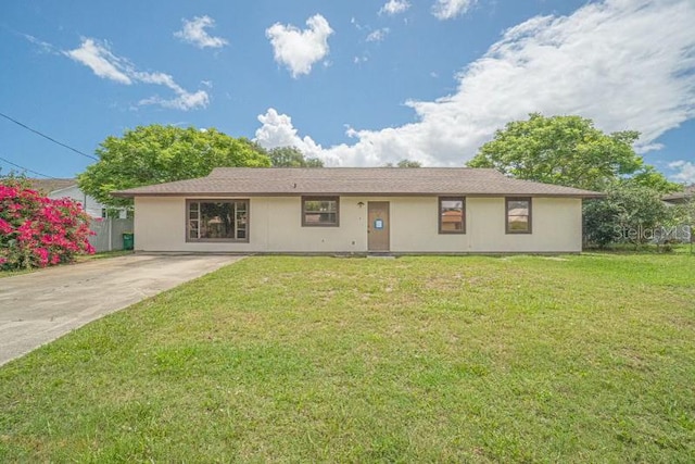 ranch-style house featuring a front yard