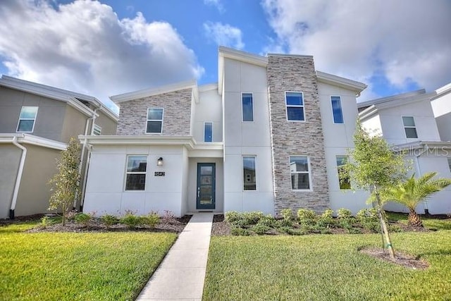 view of front of home featuring a front yard