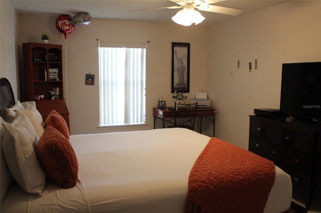 bedroom with ceiling fan