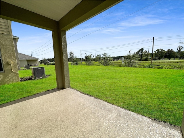 view of yard featuring a patio