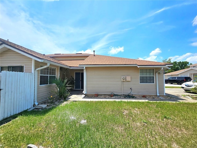 view of front of property featuring a front yard